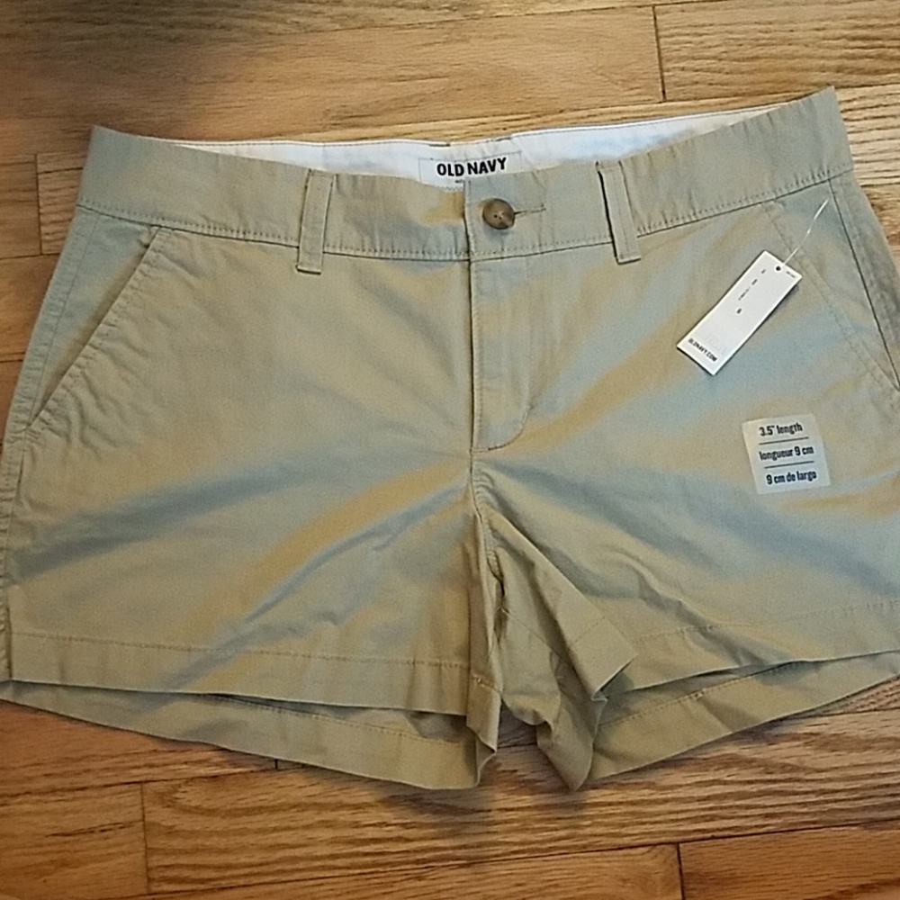 Old Navy. NWT. 3.5" Length. Size 6 Khaki Shorts